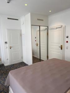 Ein Bett oder Betten in einem Zimmer der Unterkunft ART HOTEL HOUSE ONE