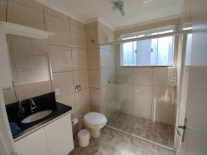 uma casa de banho com um WC, um lavatório e um chuveiro em Residencial Bernardo 1 dormitório em Florianópolis