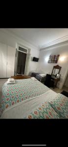 フィレンツェにあるAusoniaのベッドルーム(大型ベッド1台、ソファ付)