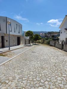 una calle adoquinada frente a un edificio en Hibiscus Afife, en Afife