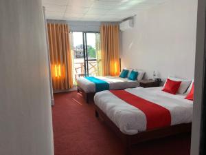 ein Hotelzimmer mit 2 Betten und einem Balkon in der Unterkunft Hotel Good One in Pokhara