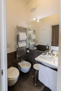 a bathroom with a toilet and a sink and a mirror at Albergo Ristorante Il Terziere in Trevi