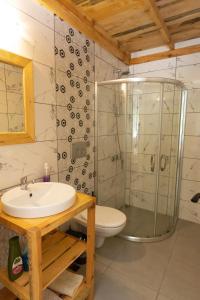 ein Bad mit einer Dusche, einem WC und einem Waschbecken in der Unterkunft Mogla Tashan Hotel in Muğla