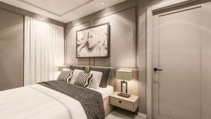 Un dormitorio con una cama y una foto de una mujer en Hotel Golden en Elbasan