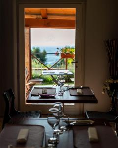 comedor con mesa, sillas y ventana en Albergo Ristorante Il Terziere, en Trevi