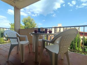 weranda ze stołem i krzesłami na balkonie w obiekcie Appartement pour 4 personnes à 50m de la plage Narbonne Plage 4LP2A8 w mieście Narbonne-Plage