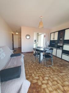 Część wypoczynkowa w obiekcie Appartement pour 4 personnes à 50m de la plage Narbonne Plage 4LP2A8