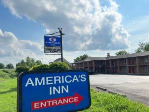 een bord voor een Amerikaanse herberg voor een gebouw bij Americas Inn Bardstown in Bardstown