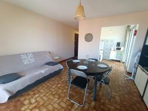 Kuchnia lub aneks kuchenny w obiekcie Appartement pour 4 personnes à 50m de la plage Narbonne Plage 4LP2A8