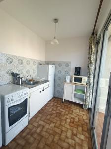 Kuchnia lub aneks kuchenny w obiekcie Appartement pour 4 personnes à 50m de la plage Narbonne Plage 4LP2A8
