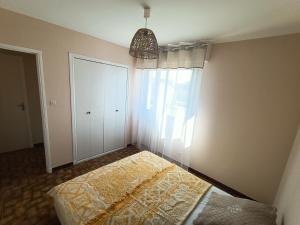 sypialnia z łóżkiem i dużym oknem w obiekcie Appartement pour 4 personnes à 50m de la plage Narbonne Plage 4LP2A8 w mieście Narbonne-Plage