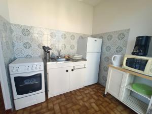 Kuchnia lub aneks kuchenny w obiekcie Appartement pour 4 personnes à 50m de la plage Narbonne Plage 4LP2A8