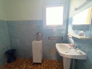 łazienka z białą umywalką i oknem w obiekcie Appartement pour 4 personnes à 50m de la plage Narbonne Plage 4LP2A8 w mieście Narbonne-Plage