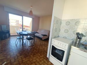 Kuchnia lub aneks kuchenny w obiekcie Appartement pour 4 personnes à 50m de la plage Narbonne Plage 4LP2A8