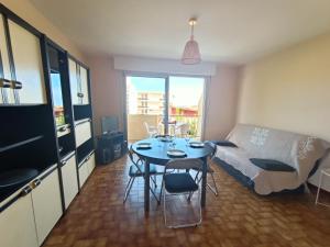 salon ze stołem, łóżkiem i kanapą w obiekcie Appartement pour 4 personnes à 50m de la plage Narbonne Plage 4LP2A8 w mieście Narbonne-Plage +12 zdjęć