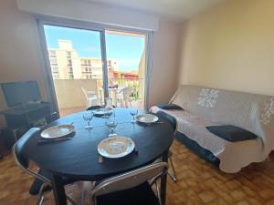Część wypoczynkowa w obiekcie Appartement pour 4 personnes à 50m de la plage Narbonne Plage 4LP2A8