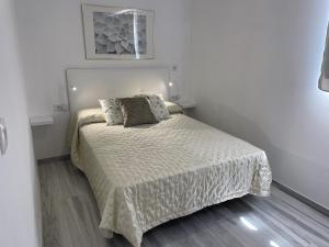 Un dormitorio con una cama en una habitación blanca. en Apartamento Musa Tarifa, en Tarifa 48 fotos más