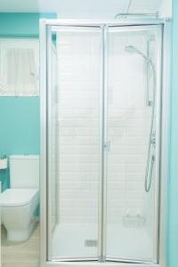 eine Glasdusche im Bad mit WC in der Unterkunft Precioso Apartamento 2 hab. en Malaga Centro in Málaga