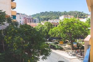 Blick auf eine Stadt mit Bäumen und Gebäuden in der Unterkunft Precioso Apartamento 2 hab. en Malaga Centro in Málaga