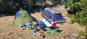 una vista sul tetto di due tende su una spiaggia di Kamp Kanjon Krupa a Golubić