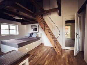 Poschodová posteľ alebo postele v izbe v ubytovaní Dobré časy - Štúdio II.