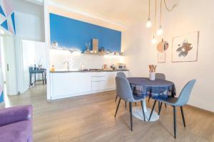 uma cozinha e sala de jantar com mesa e cadeiras em Boutique Apartment em Chiusi