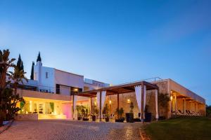 un bâtiment avec une façade éclairée la nuit dans l'établissement Vila Valverde Design Country Hotel, à Luz