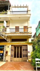 a building with a balcony on top of it at Sophia Homestay PP in Phnom Penh