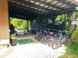 eine Gruppe von Fahrrädern, die unter einer Pergola geparkt sind in der Unterkunft Dom Wakacyjny Myśliborka in Nowe Warpno