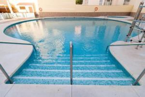 Bazén v ubytovaní La Rosa Torremolinos - piscina abierta alebo v jeho blízkosti