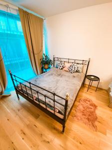 - une chambre avec un lit en métal dans l'établissement Lovely studio apartment, à Prague