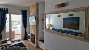 salon z lustrem na ścianie w obiekcie APARTMENT MARINA CALADOR HARBOURVIEW AIR CONDITION POOL GARDEN TERRASSE PORTO CARI spectacular location w mieście Cala d´Or