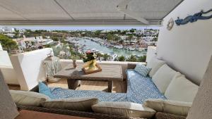 Część wypoczynkowa w obiekcie APARTMENT MARINA CALADOR HARBOURVIEW AIR CONDITION POOL GARDEN TERRASSE PORTO CARI spectacular location