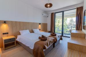 sypialnia z dużym łóżkiem i dużym oknem w obiekcie Lago Hotel w Ochrydzie