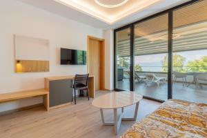TV a/nebo společenská místnost v ubytování Lago Hotel