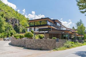 ein Haus an der Seite eines Berges in der Unterkunft Lago Hotel in Ohrid