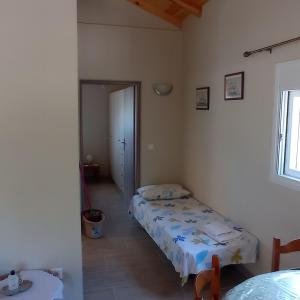 1 dormitorio con 2 camas y puerta que da a un pasillo en Avocado house, en Finikounta