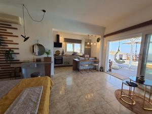 eine Küche und ein Wohnzimmer mit Meerblick in der Unterkunft Tramonto Luxury Villa No2 - Breathtaking sunset view in Karpathos