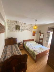 Un dormitorio con una cama y un sofá. en Captain's House in Dobrota, en Kotor
