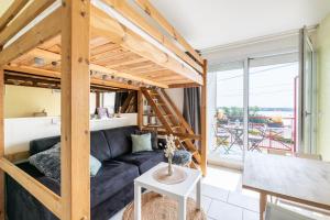 ein Wohnzimmer mit einem Sofa und einem großen Fenster in der Unterkunft L'Effet Mer in La Richardais