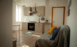 Кухня или мини-кухня в Viverenumana appartamenti la tua casa in centro a pochi passi dal mare
