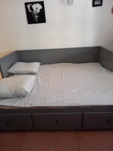 Un pat sau paturi într-o cameră la Studio cocooning centre historique d Avignon