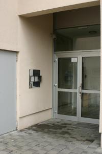 una entrada a un edificio con puertas correderas de cristal en Apartment Capital Town-free parking, en Zagreb