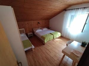1 dormitorio con cama y techo de madera en Apartments by the sea Cove Vela Stiniva, Hvar - 19951, en Zastražišće