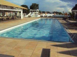 a large swimming pool with a slide in the background at Caldas Novas Lacqua Di Roma IV - 2 banheiros e cozinha, piscina 24 horas in Caldas Novas