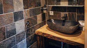 A bathroom at Alpen Lodge Berwang