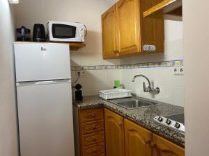 uma cozinha com um frigorífico branco e um lavatório em Casa Rural Ideal para Parejas - Formentera em Sant Francesc Xavier