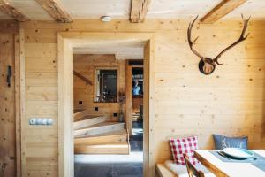 A bed or beds in a room at Alpen Lodge Berwang