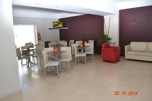 Un restaurante con mesas y sillas y un sofá. en Horizonte Hotel, en Mar del Plata 17 fotos más