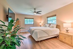 1 dormitorio con 1 cama y ventilador de techo en 4 Bedroom Clearwater Vacation Home with Amazing Backyard en Clearwater